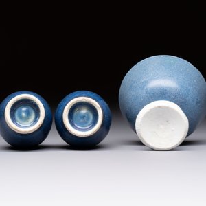 A pair of Chinese blue-glazed 'Hatcher Cargo' vases with incised dragons and a stem cup, Transitional period — photo 7