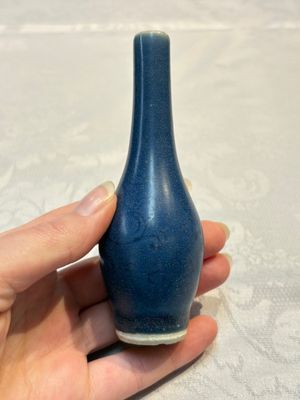 A pair of Chinese blue-glazed 'Hatcher Cargo' vases with incised dragons, Transitional period — foto 4