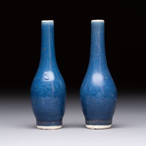 A pair of Chinese blue-glazed 'Hatcher Cargo' vases with incised dragons, Transitional period — foto 1