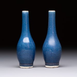 A pair of Chinese blue-glazed 'Hatcher Cargo' vases with incised dragons, Transitional period — foto 2