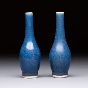 A pair of Chinese blue-glazed 'Hatcher Cargo' vases with incised dragons, Transitional period — foto 3