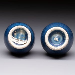 A pair of Chinese blue-glazed 'Hatcher Cargo' vases with incised dragons, Transitional period — foto 6