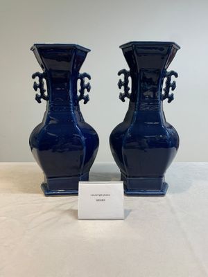 A pair of Chinese blue-glazed vases with handles, Qianlong — photo 1