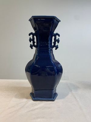 A pair of Chinese blue-glazed vases with handles, Qianlong — photo 2