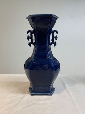 A pair of Chinese blue-glazed vases with handles, Qianlong — photo 4