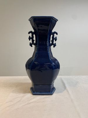 A pair of Chinese blue-glazed vases with handles, Qianlong — photo 9