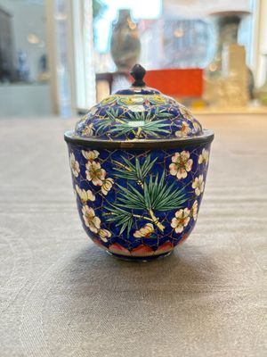 A pair of Chinese blue-ground Canton enamel covered bowls on stands and an egg cup, Qianlong/Jiaqing — 照片 10