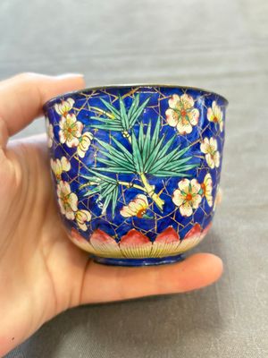 A pair of Chinese blue-ground Canton enamel covered bowls on stands and an egg cup, Qianlong/Jiaqing — 照片 11
