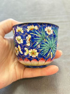 A pair of Chinese blue-ground Canton enamel covered bowls on stands and an egg cup, Qianlong/Jiaqing — 照片 12