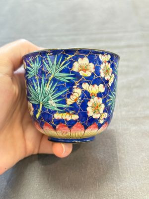 A pair of Chinese blue-ground Canton enamel covered bowls on stands and an egg cup, Qianlong/Jiaqing — 照片 14