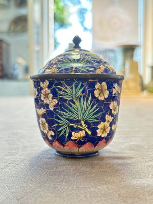A pair of Chinese blue-ground Canton enamel covered bowls on stands and an egg cup, Qianlong/Jiaqing — 照片 19