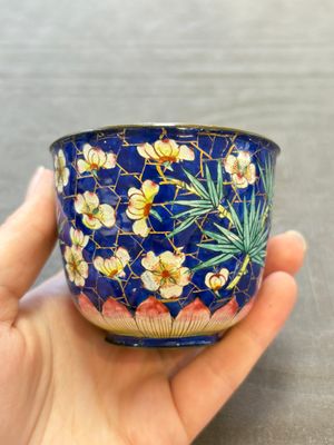 A pair of Chinese blue-ground Canton enamel covered bowls on stands and an egg cup, Qianlong/Jiaqing — 照片 21