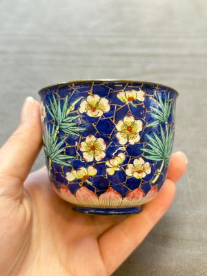 A pair of Chinese blue-ground Canton enamel covered bowls on stands and an egg cup, Qianlong/Jiaqing — 照片 22