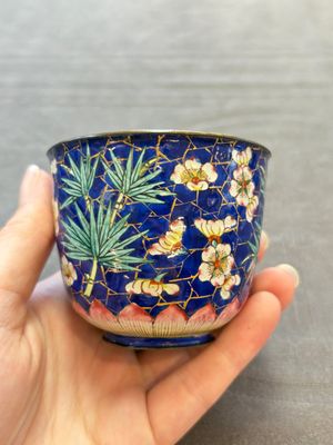 A pair of Chinese blue-ground Canton enamel covered bowls on stands and an egg cup, Qianlong/Jiaqing — 照片 23