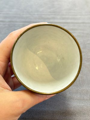 A pair of Chinese blue-ground Canton enamel covered bowls on stands and an egg cup, Qianlong/Jiaqing — 照片 24