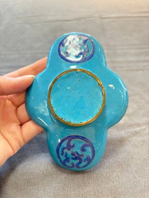 A pair of Chinese blue-ground Canton enamel covered bowls on stands and an egg cup, Qianlong/Jiaqing — 照片 1