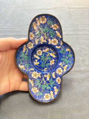 A pair of Chinese blue-ground Canton enamel covered bowls on stands and an egg cup, Qianlong/Jiaqing — 照片 2
