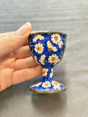 A pair of Chinese blue-ground Canton enamel covered bowls on stands and an egg cup, Qianlong/Jiaqing — 照片 5