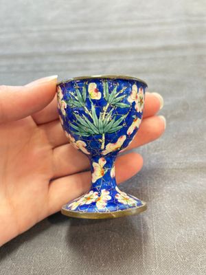 A pair of Chinese blue-ground Canton enamel covered bowls on stands and an egg cup, Qianlong/Jiaqing — 照片 6