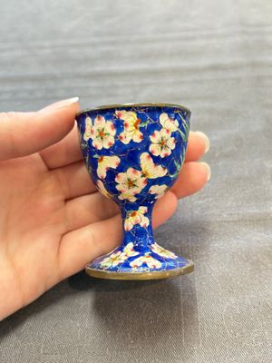A pair of Chinese blue-ground Canton enamel covered bowls on stands and an egg cup, Qianlong/Jiaqing — 照片 7