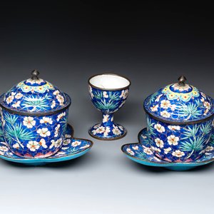 A pair of Chinese blue-ground Canton enamel covered bowls on stands and an egg cup, Qianlong/Jiaqing — 照片 1