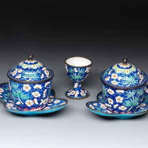 A pair of Chinese blue-ground Canton enamel covered bowls on stands and an egg cup, Qianlong/Jiaqing — 照片 2