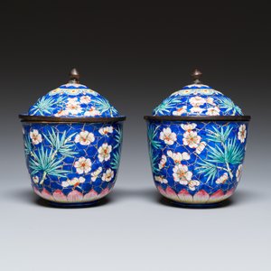 A pair of Chinese blue-ground Canton enamel covered bowls on stands, Qianlong — photo 6