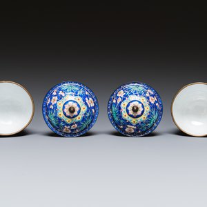 A pair of Chinese blue-ground Canton enamel covered bowls on stands, Qianlong — photo 8
