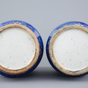 A pair of Chinese blue ground famille rose vases with flowers, 19th C. — photo 6