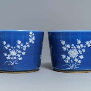 A pair of Chinese blue-ground slip-decorated jardinières, 19th C. — photo 3