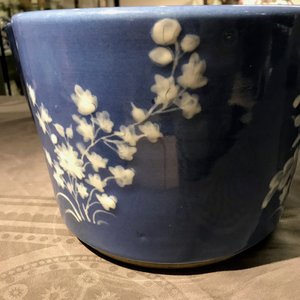 A pair of Chinese blue-ground slip-decorated jardinières, 19th C. — photo 8