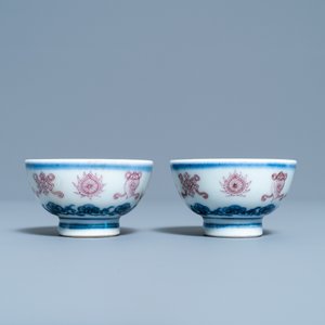 A pair of Chinese blue, white and copper red 'bajixiang' tea bowls, 4-character mark, 19/20th C. — photo 2