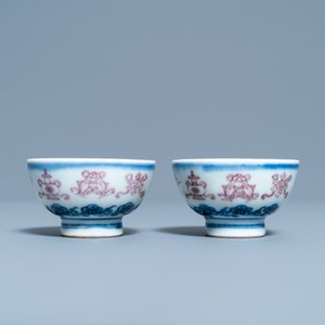 A pair of Chinese blue, white and copper red 'bajixiang' tea bowls, 4-character mark, 19/20th C. — photo 5