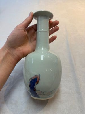 A pair of Chinese blue, white and copper-red 'bats among the clouds' vases, 19th C. — photo 4