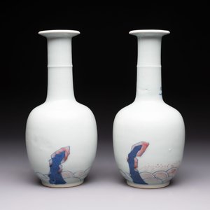 A pair of Chinese blue, white and copper-red 'bats among the clouds' vases, 19th C. — photo 3