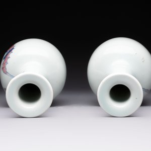 A pair of Chinese blue, white and copper-red 'bats among the clouds' vases, 19th C. — photo 5