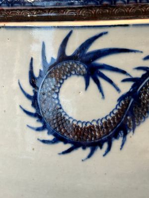 A pair of Chinese blue, white and copper-red 'dragon' fish bowls, Qianlong — 照片 13