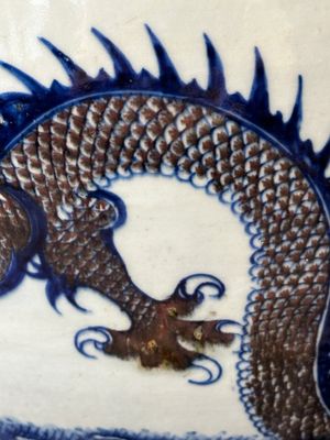 A pair of Chinese blue, white and copper-red 'dragon' fish bowls, Qianlong — 照片 14