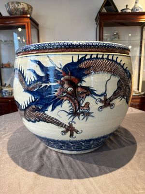 A pair of Chinese blue, white and copper-red 'dragon' fish bowls, Qianlong — 照片 19