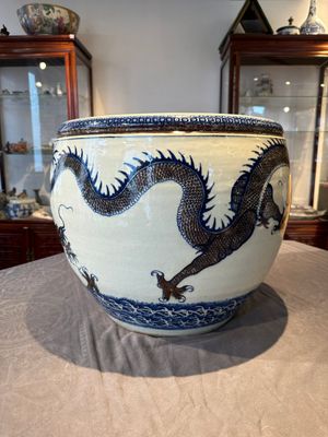 A pair of Chinese blue, white and copper-red 'dragon' fish bowls, Qianlong — 照片 2