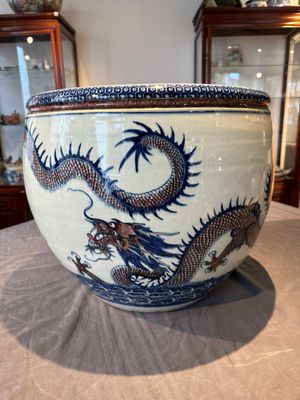A pair of Chinese blue, white and copper-red 'dragon' fish bowls, Qianlong — 照片 22