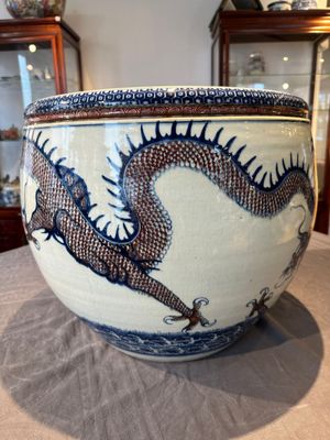 A pair of Chinese blue, white and copper-red 'dragon' fish bowls, Qianlong — 照片 23