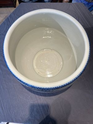 A pair of Chinese blue, white and copper-red 'dragon' fish bowls, Qianlong — 照片 24
