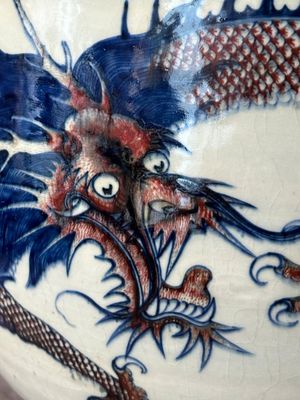 A pair of Chinese blue, white and copper-red 'dragon' fish bowls, Qianlong — 照片 25