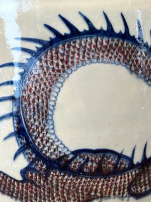 A pair of Chinese blue, white and copper-red 'dragon' fish bowls, Qianlong — 照片 27