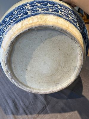 A pair of Chinese blue, white and copper-red 'dragon' fish bowls, Qianlong — 照片 29
