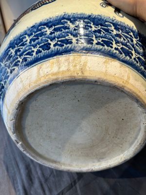 A pair of Chinese blue, white and copper-red 'dragon' fish bowls, Qianlong — 照片 30