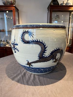 A pair of Chinese blue, white and copper-red 'dragon' fish bowls, Qianlong — 照片 4