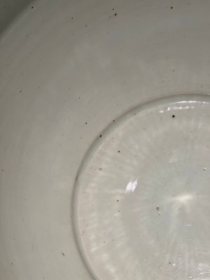 A pair of Chinese blue, white and copper-red 'dragon' fish bowls, Qianlong — 照片 7