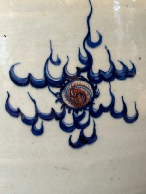 A pair of Chinese blue, white and copper-red 'dragon' fish bowls, Qianlong — 照片 8